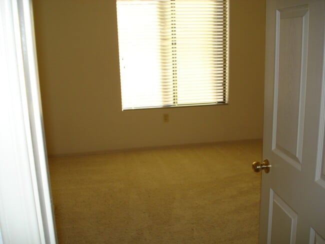 Building Photo - 2 Bedrooms, 2 Baths and a Single Car Garage