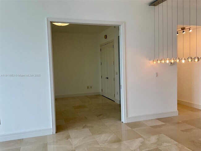 Building Photo - 1425 Brickell Ave