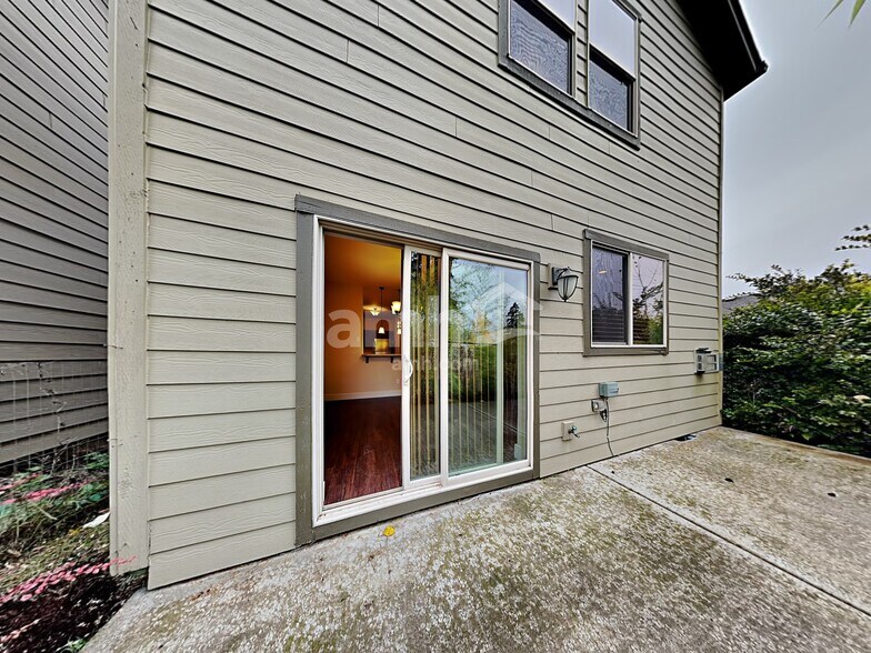 Building Photo - 33586 SE Steinfeld St