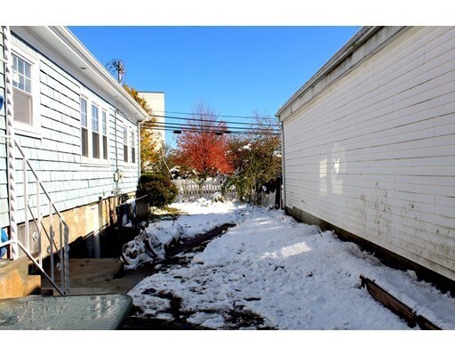 Building Photo - 211 Elm St