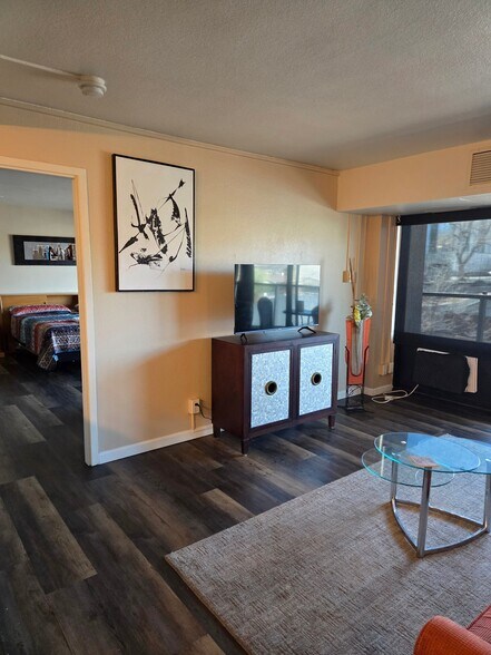 Building Photo - 417 E Kiowa St