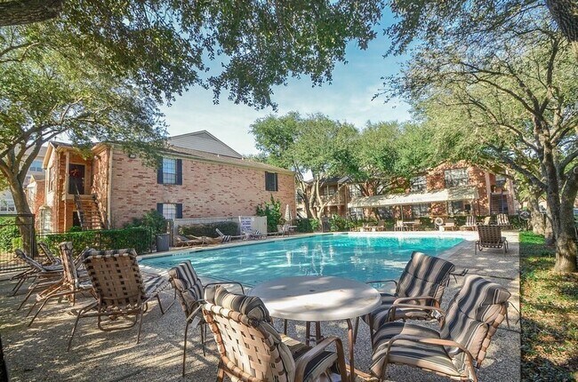 Building Photo - 2255 Braeswood Park Dr