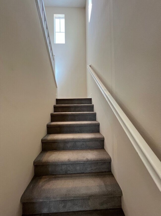 Building Photo - Spacious 1 Bedroom 1 1/2 Bathroom Townhome...