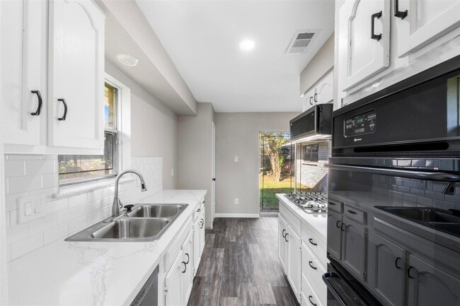 Building Photo - 9627 Glenwood Forest Dr