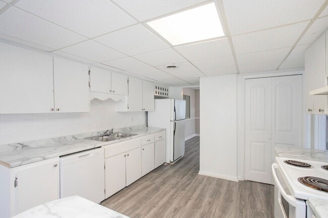 Building Photo - 421 Raintree Dr