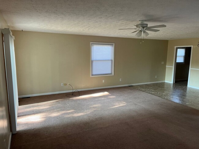 Building Photo - Spacious 3 bed/1bath available in Akron Fi...