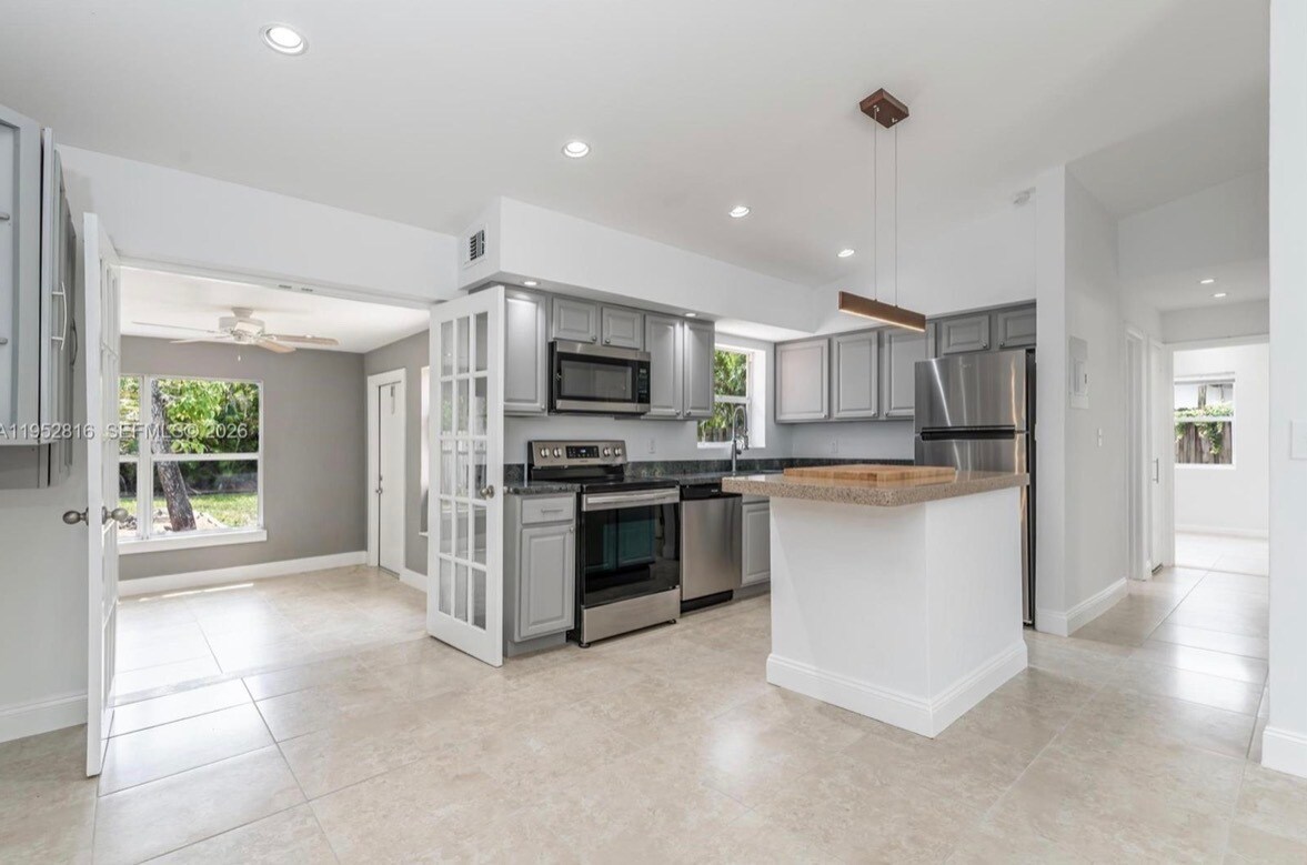 Building Photo - 1032 SW 22nd Ter