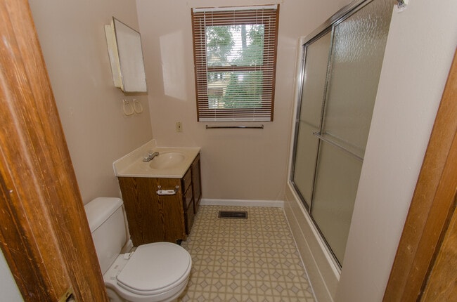 Building Photo - 4 bedroom, 1 bath home: Available July 2026!
