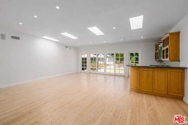 Building Photo - 8760 White Oak Ave