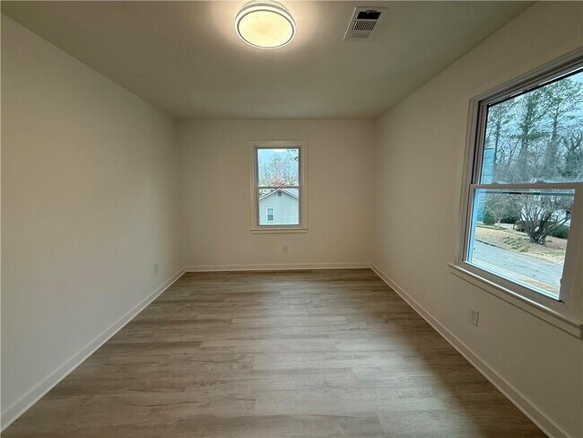 Building Photo - 3663 Heatherwood Dr NE