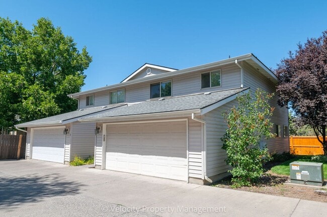 Building Photo - Beautiful Townhome with new paint, carpet ...
