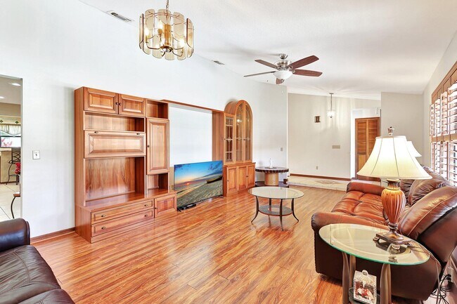 Building Photo - 362 SE Calmoso Dr