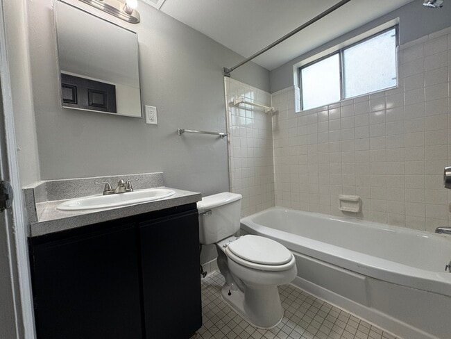 Building Photo - 4431 Oakwood