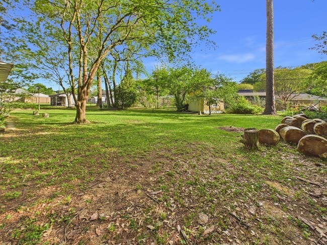 Building Photo - COMING SOON! Charming Cottage in the Center of Town