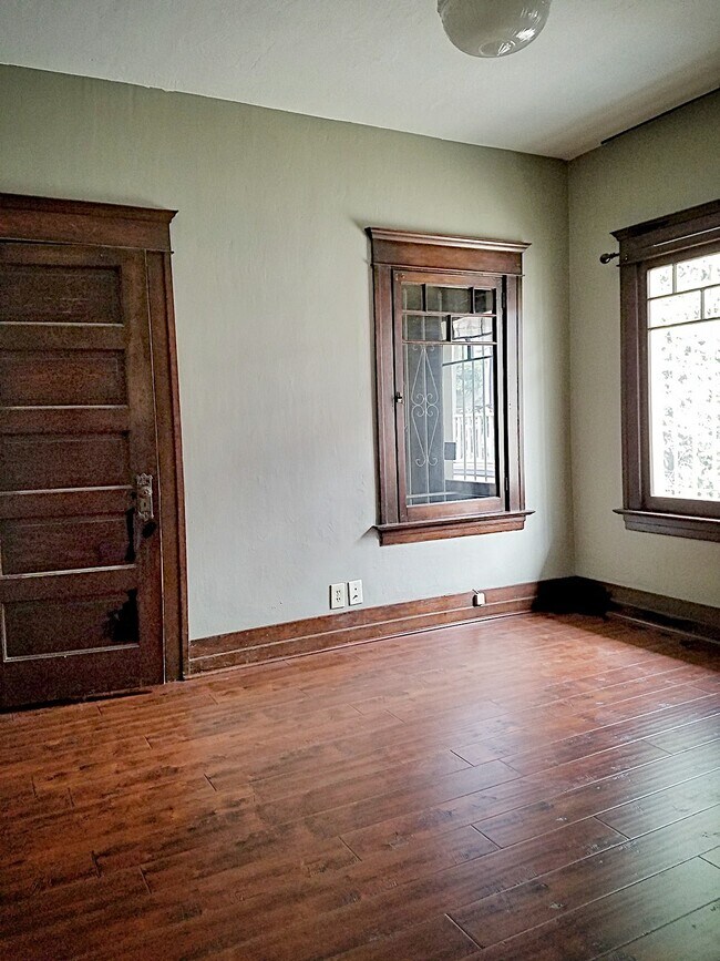 BR 2 - 257 Windward Ave