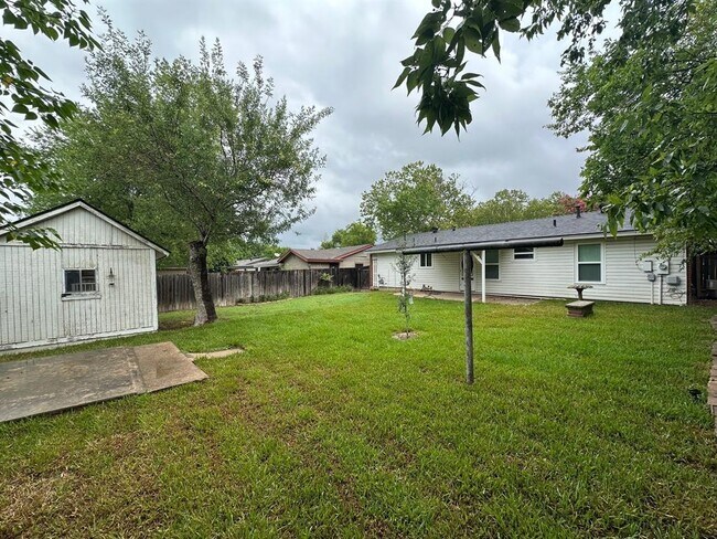 Building Photo - 5704 Cedardale Dr