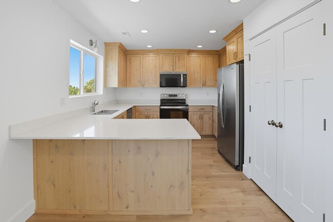 Building Photo - 225 265