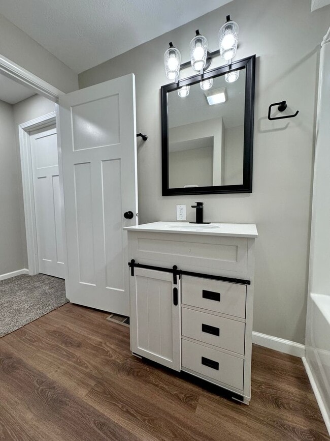 Building Photo - Charming & Fully Remodeled 2-Bed Gem – Your Perfect Home Awaits!