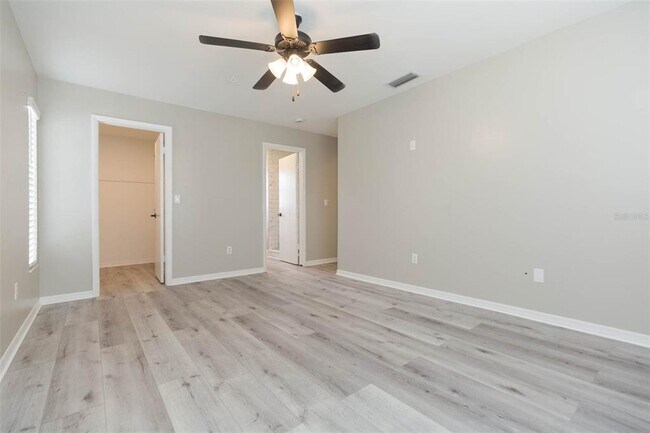 Building Photo - 7608 N Sanibel Cir