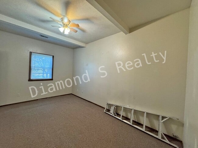 Building Photo - Cute 2 Bedroom Home with a Country Setting...