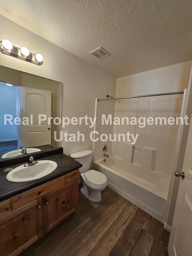 Building Photo - Orem Townhome