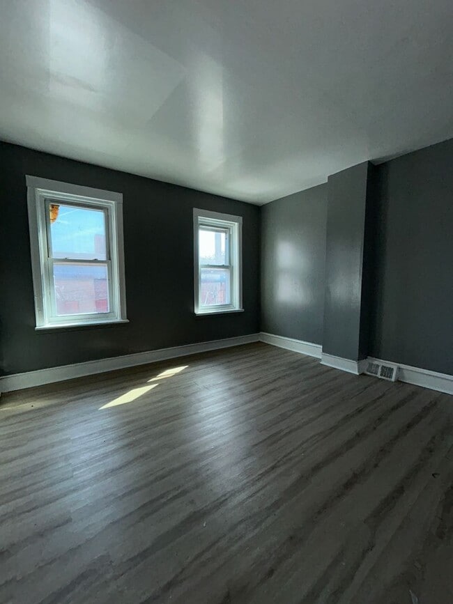 Building Photo - 23 Meade St