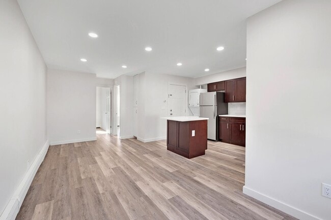 Building Photo - 561 Broad St