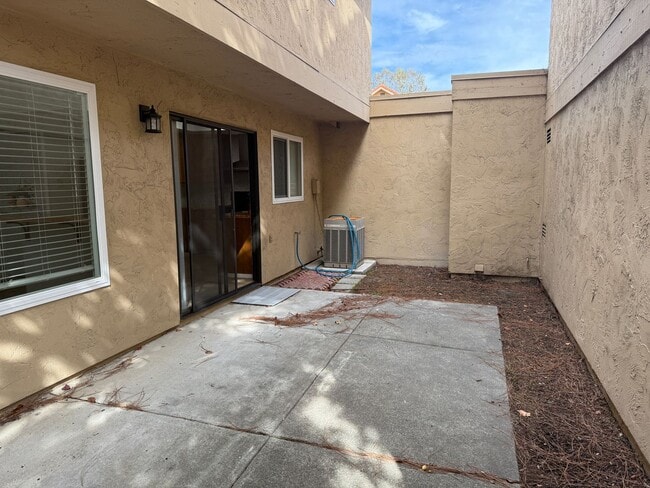 Building Photo - Updated 3 Bedroom 2.5 Bath 2 Story Condo F...