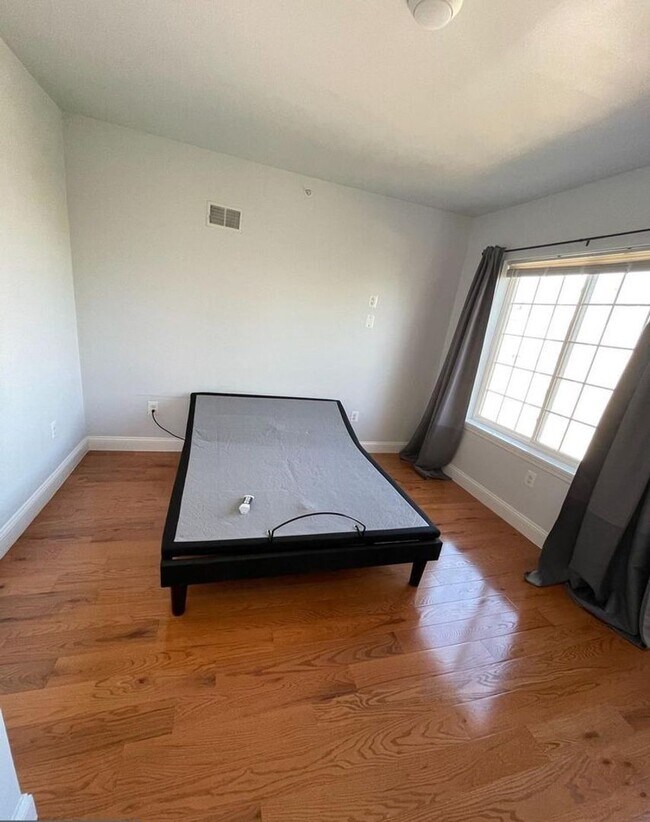 Building Photo - 615 N 11th St