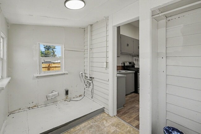 Building Photo - Charming 2 Bed / 1 Bath Duplex with Private Yard & Off-Street Parking
