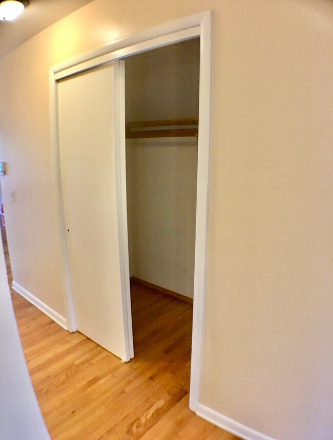 Building Photo - 422 Rushmore Ln
