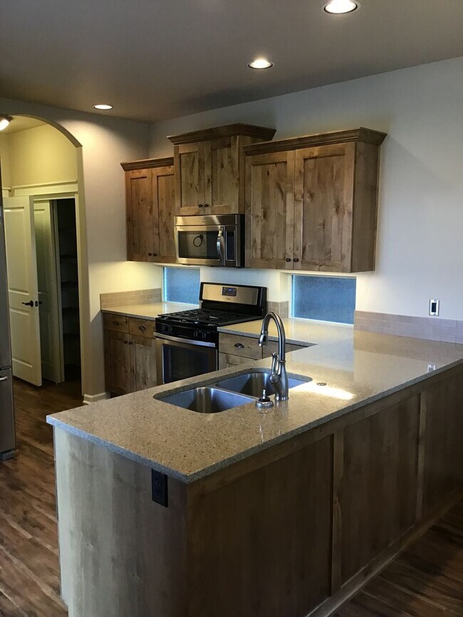 Building Photo - 3 Bedroom Home in the Bridges!