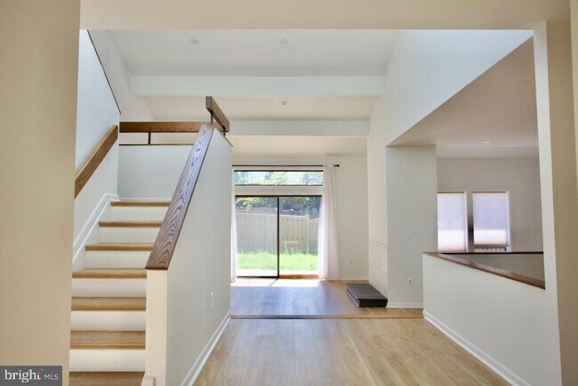 Building Photo - 5249 Strathmore Ave