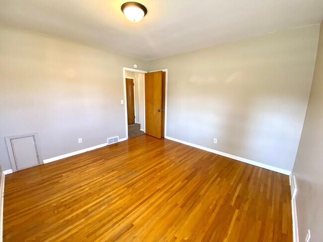 Building Photo - Gorgeous 5 Bed, 2 Bath House Near Concordia and MSUM!