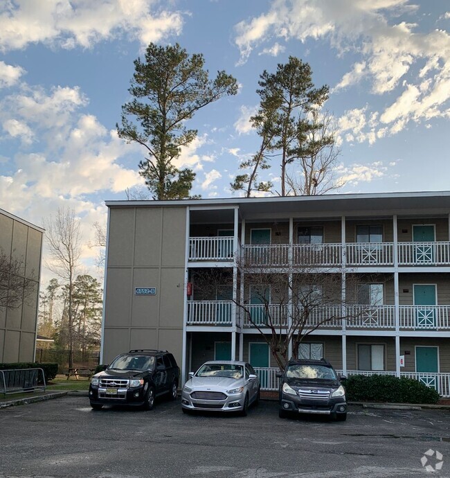 Building Photo - Renovated 1st Floor 1 Bedroom Condo Seahaw...