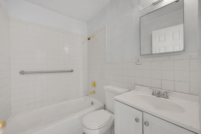 Building Photo - 1645 W 31st St