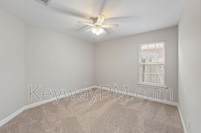 Building Photo - 633 Ventana Dr