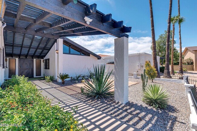 Building Photo - 1401 W Ocotillo Rd