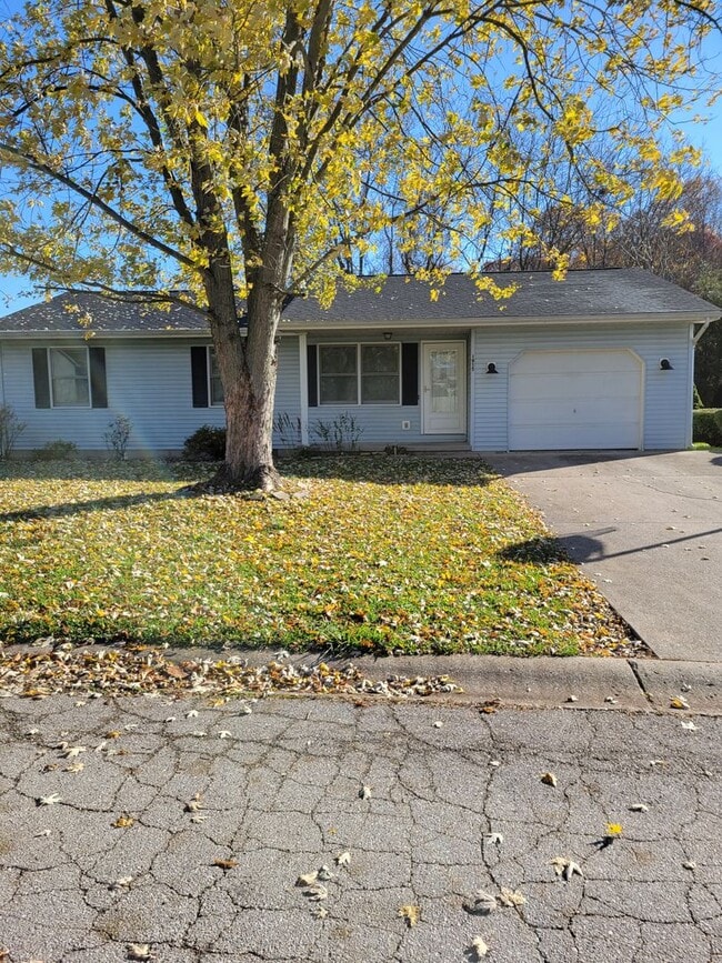 Building Photo - 3 Bedroom Ranch: Ellettsville!