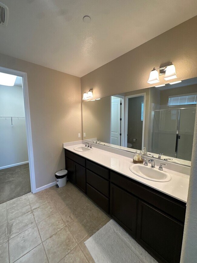 Building Photo - Spacious 4 Bed / 3 Bath Home with Large Covered Patio in Chico
