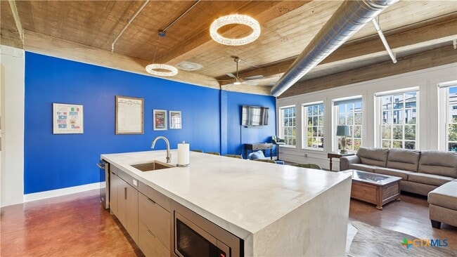 Building Photo - 222 Losoya St