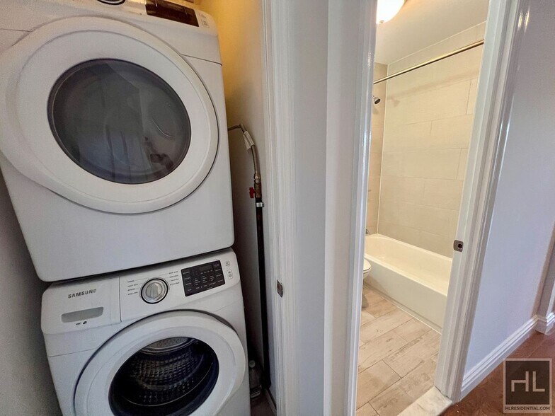 Building Photo - 3BR 2BA Top Floor Bedstuy Townhouse Origin...