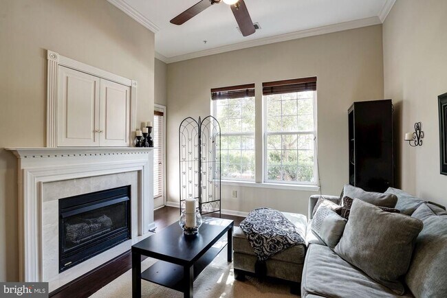 Building Photo - 4950 Brenman Park Dr