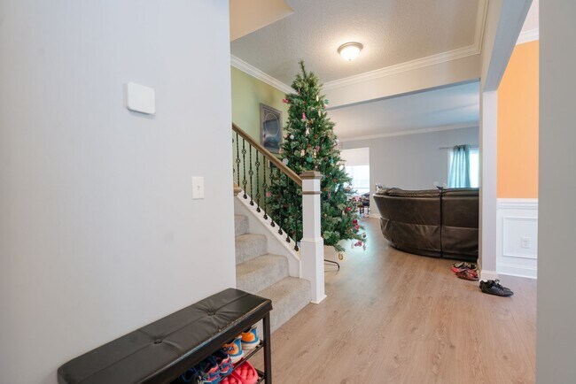 Building Photo - Spacious 4 Bed, 4 Bath Home in HOA Community