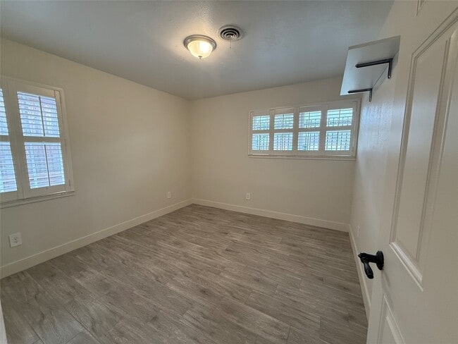 Building Photo - 822 Hidden Valley Dr