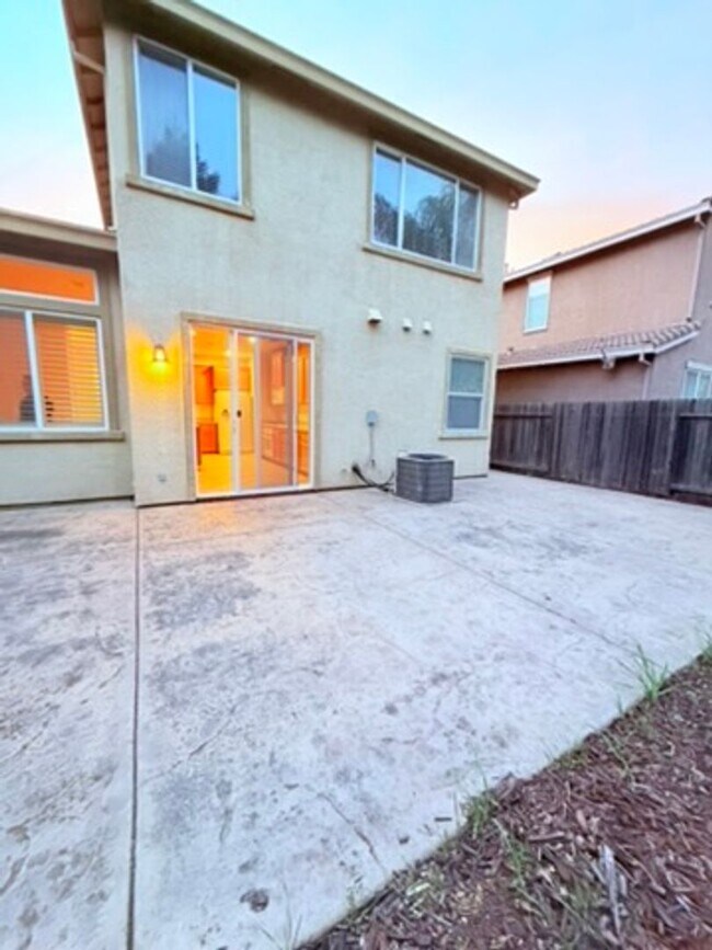 Building Photo - Bright & Spacious 4BD/3BA Home with Downstairs Bed/Bath in Elk Grove