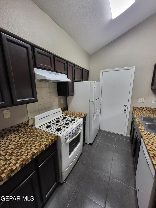 Building Photo - 1802 Frank Sinatra Pl