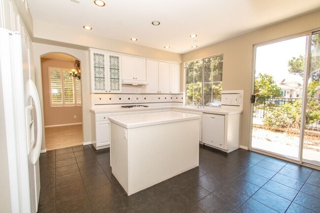 Building Photo - Spacious 3 Bed/2.5 Bath in Desirable UTC La Jolla Community of Toscana