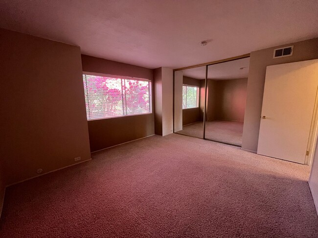 Building Photo - Spacious 2 bed 2 bath condo available in t...