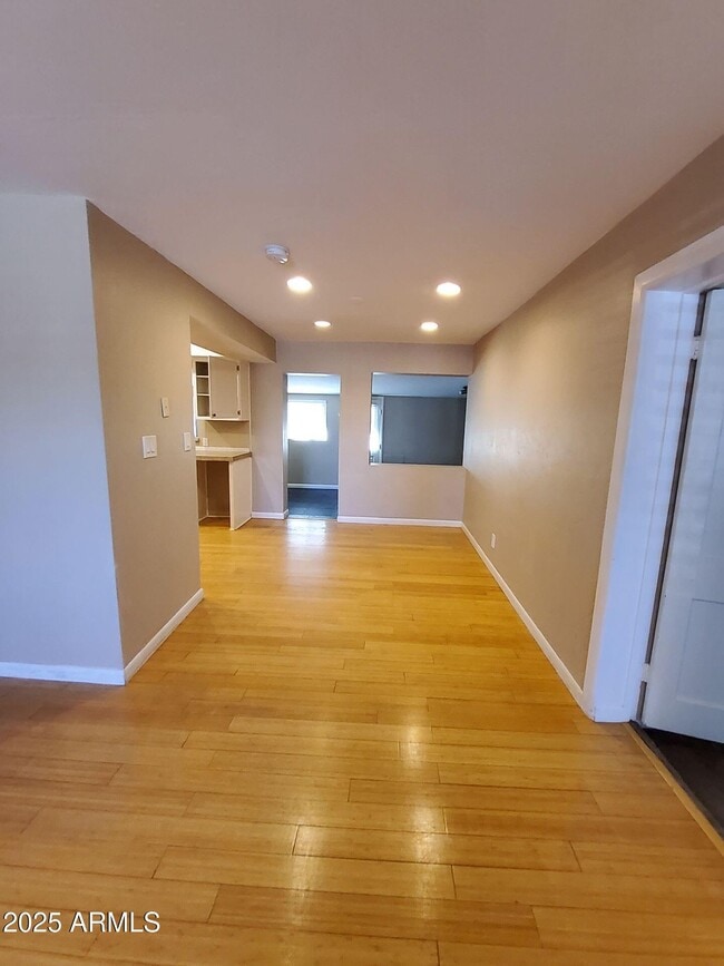 Building Photo - 2225 E Glenrosa Ave